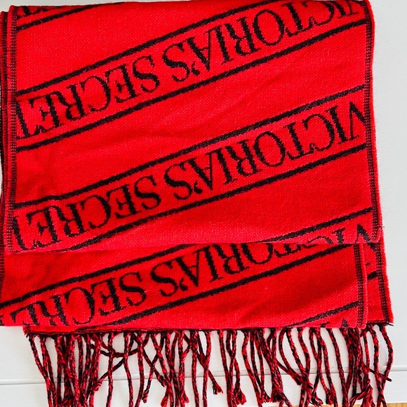 Victoria secret scarf - Picture 5 of 5